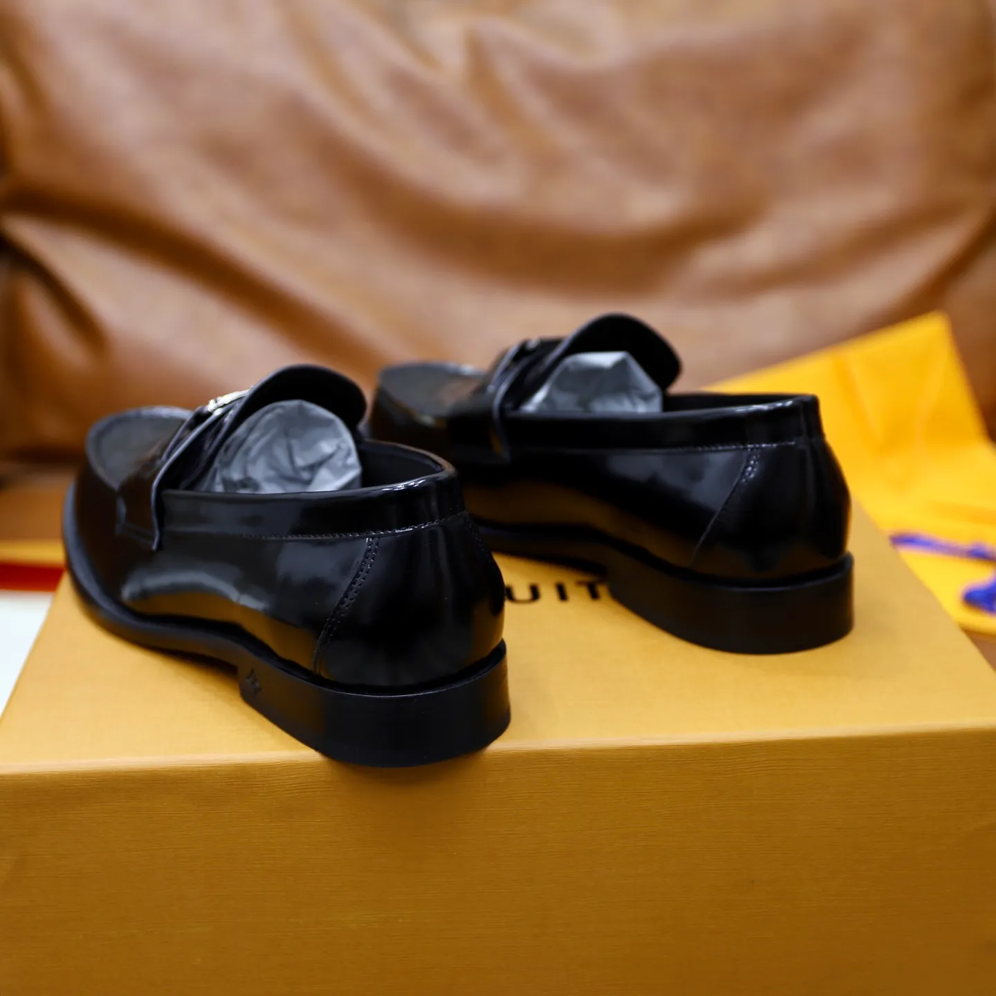 Men's shoes 💰: 💰900LV Louis Vuitton slip-on loafers, top quality products produced in Dongguan, ready for sale! This LV Glove loafer is made of selected soft cowhide, with a slightly wrinkled leather surface and a very high-end texture. Each pair is unique. The leather surface is light and soft, with a fine texture and good luster. It is a classic loafer style, with exquisite handmade mark stitching on the toe, and a square toe configuration to highlight the classic style. The horizontal band has hot-printed LV three-dimensional letters, semi-solid handcrafts and a genuine leather outsole, and a rubber patch on the heel to create wear-resistant performance and comfort. One of the must-have loafers for men! Comes with full original packaging! Code number: 38-39-40-41-42-43-44 (38, 45, 46 customized) standard leather shoe code
